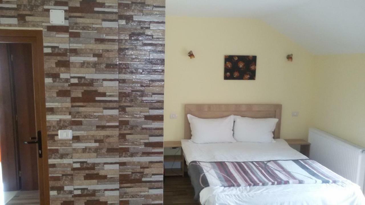 La Tusi Lovrin Hotell Eksteriør bilde