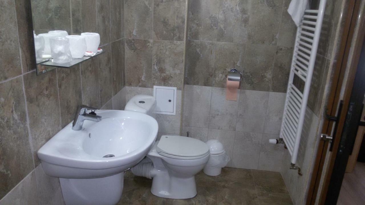 La Tusi Lovrin Hotell Eksteriør bilde
