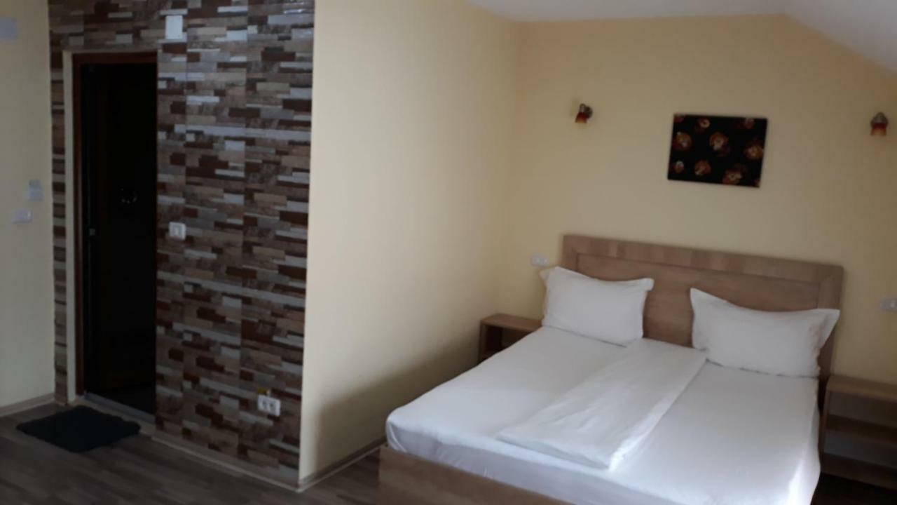 La Tusi Lovrin Hotell Eksteriør bilde